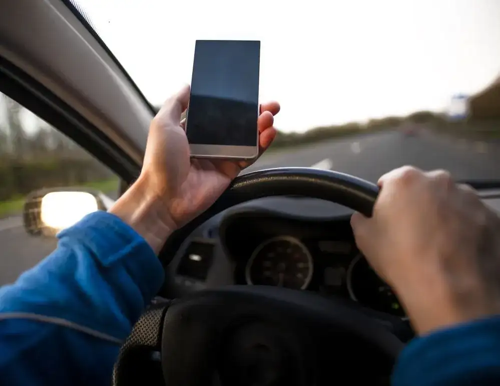 Ile pkt karnych za telefon? Sprawdź, co grozi za używanie w aucie