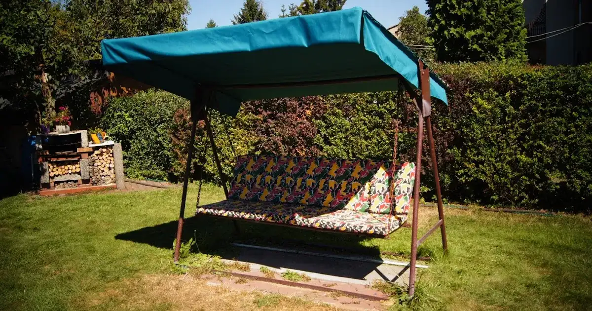 Jak zrobić daszek na huśtawkę ogrodową - łatwe kroki i porady