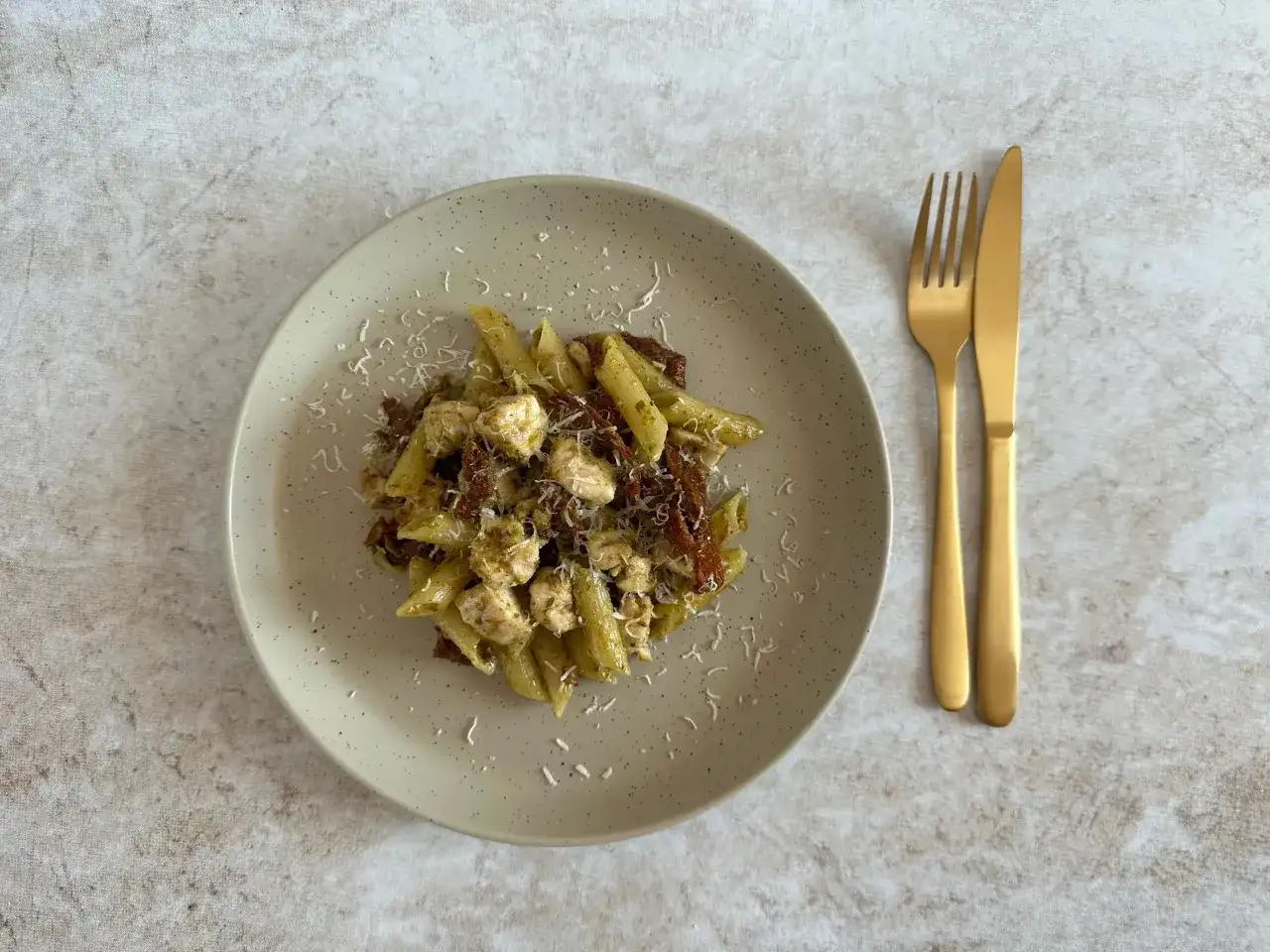 Jak zrobić makaron z pesto ze słoika – szybki i pyszny przepis