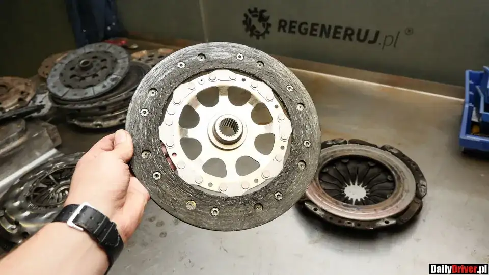 Sprzęgło w automacie: Jak rozpoznać zużycie i ile kosztuje naprawa?