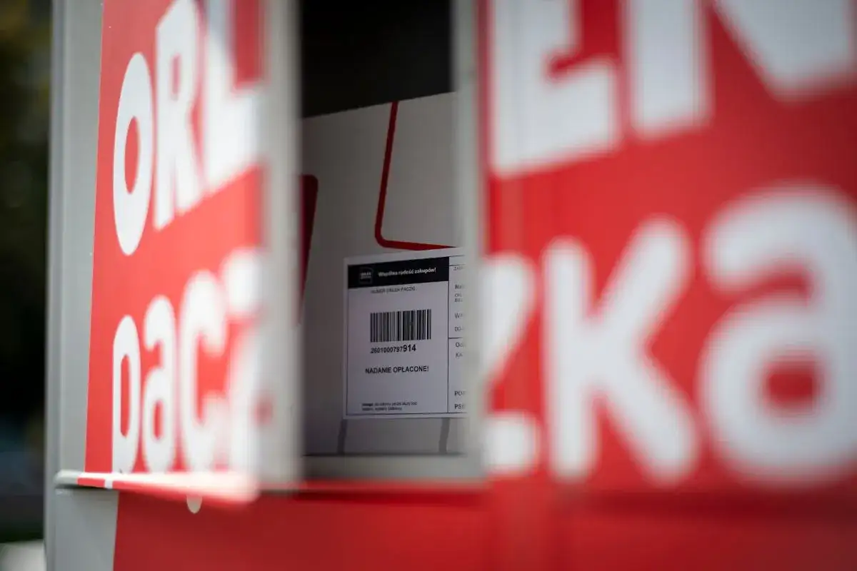 Czerwony punkt ORLEN Paczka z widoczną etykietą nadania.