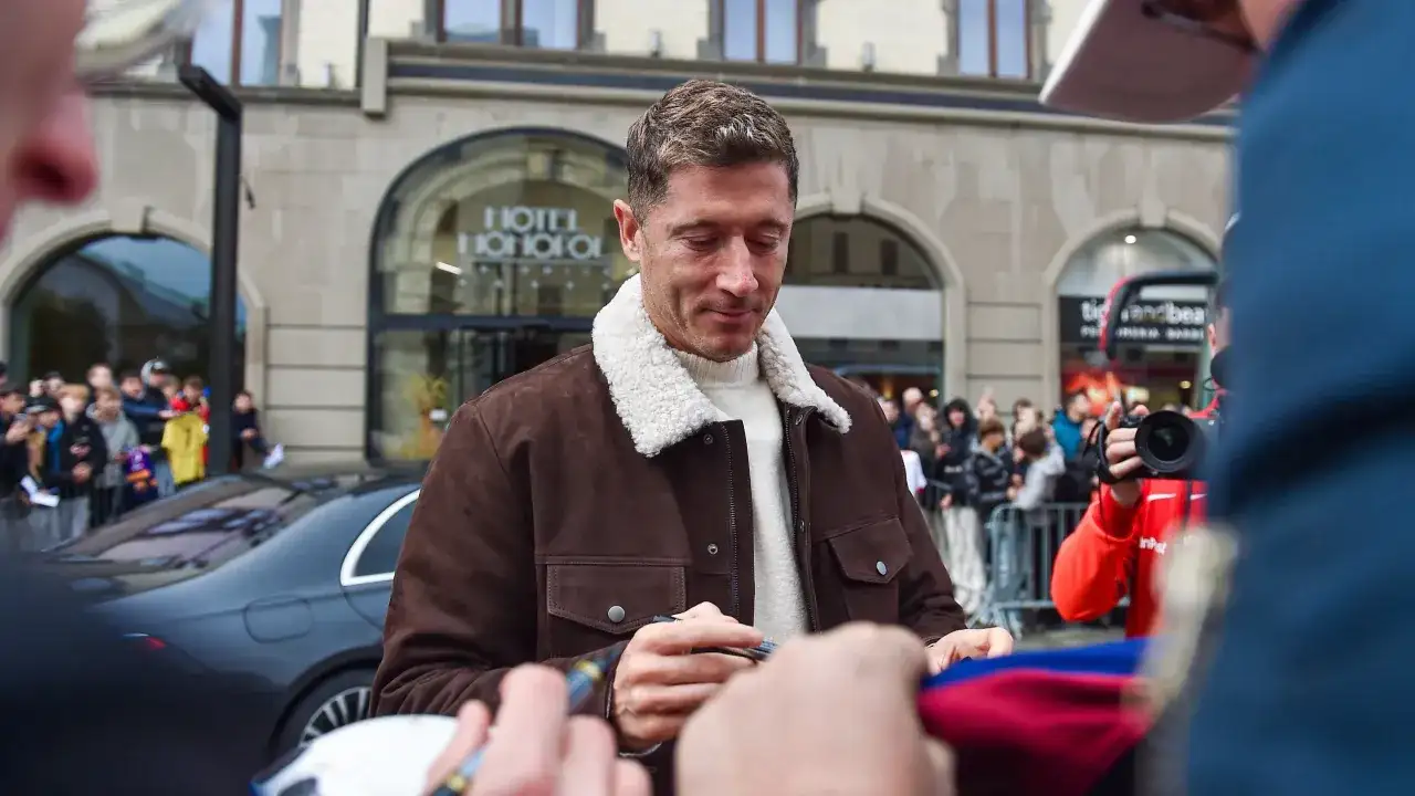 Robert Lewandowski: 38 mln $ rocznie! Jak zarabia poza boiskiem?