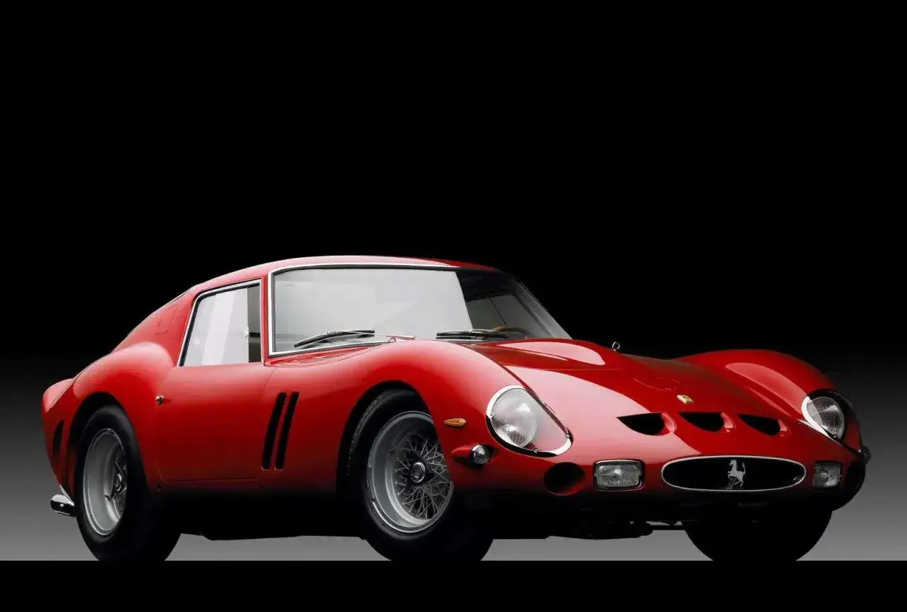 Klasyczne, czerwone włoskie auto sportowe, Ferrari 250 GTO, błyszczy na czarnym tle.