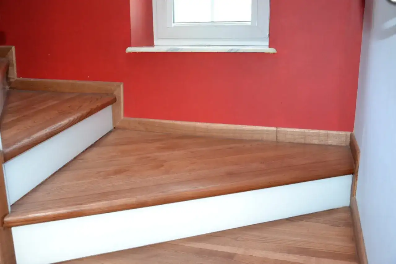 Jak zabezpieczyć schody drewniane przed remontem? Uniknij kosztów!