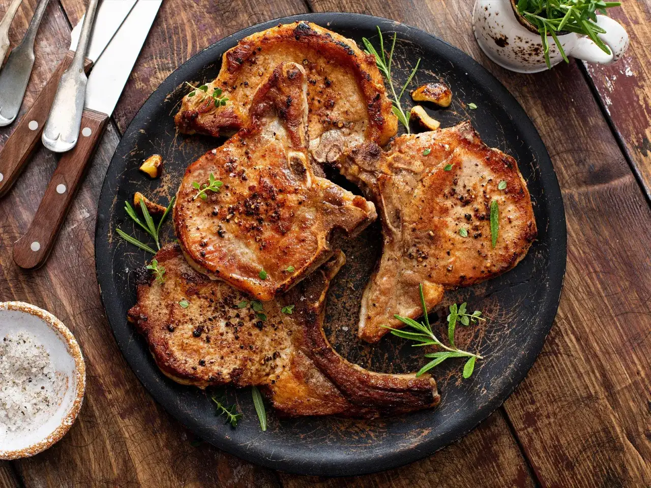 Schabowe na grillu: sekrety idealnej marynaty i soczystego mięsa