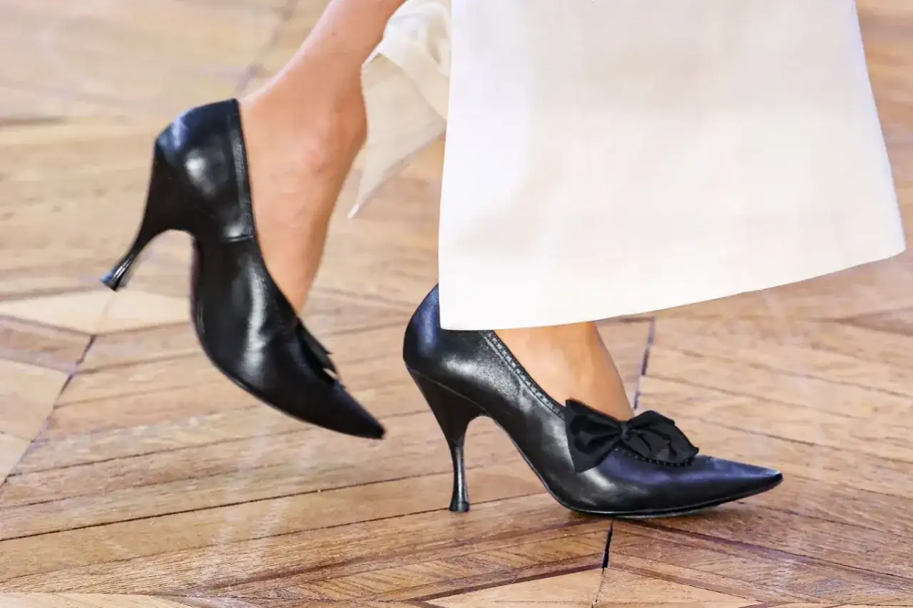 Eleganckie, czarne szpilki z kokardką i frędzelkami – idealne modne buty na wiosnę.