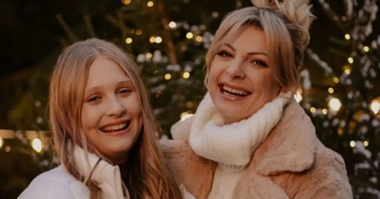 Magda Narożna z córką Gabrielą na tle choinki.