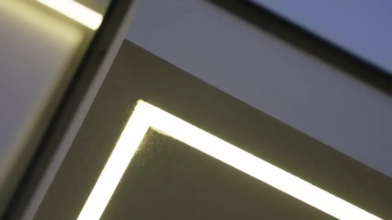 Nowoczesny profil led do elewacji tworzy geometryczne linie świetlne, podkreślając architekturę budynku.