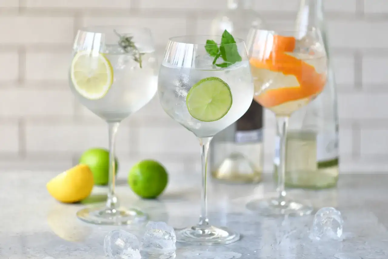 Jak przygotować pyszne drinki z Becherovką i zaskoczyć gości