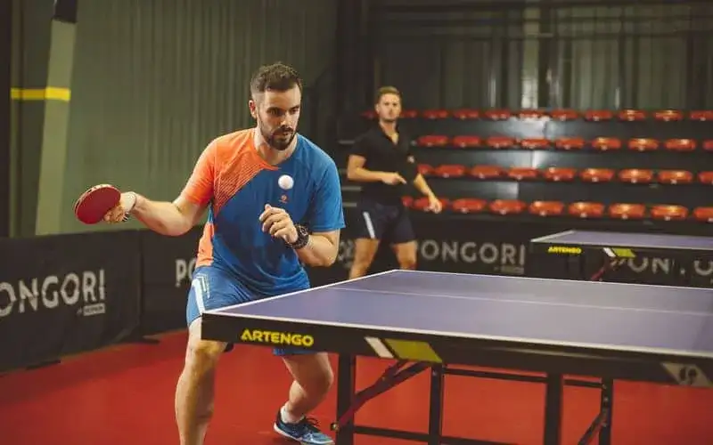 Jak prawidłowo trzymać rakietkę do tenisa stołowego i uniknąć błędów technicznych