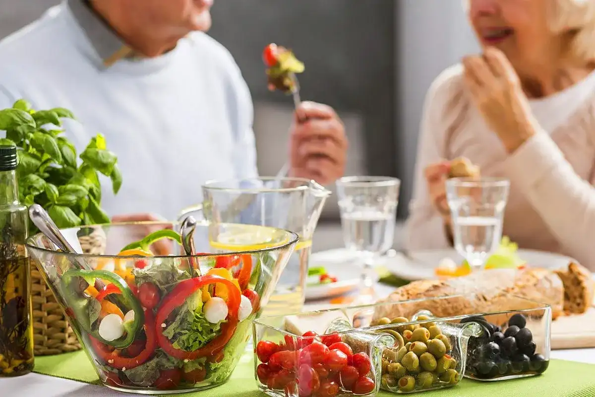 Co gotować starszej osobie, aby poprawić jej zdrowie i samopoczucie