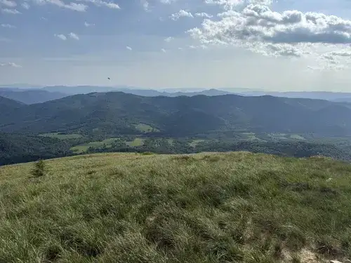 Nocleg pod Tarnicą: Wołosate czy Ustrzyki Górne? Decyduj mądrze!