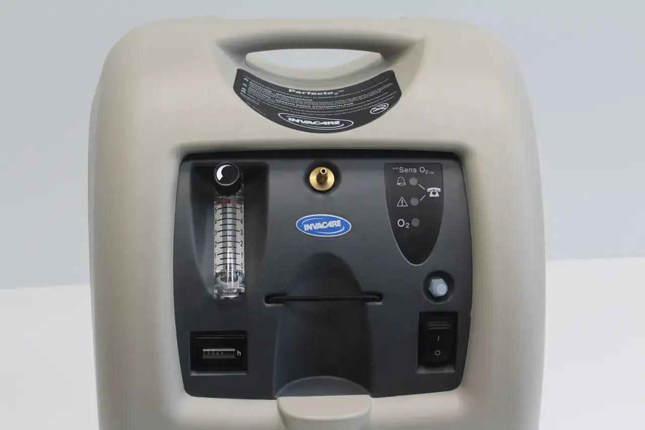 Koncentrator tlenu Invacare Perfecto 2™ z licznikiem godzin. Zastanawiasz się, ile prądu zużywa koncentrator tlenu? Ten model jest energooszczędny.