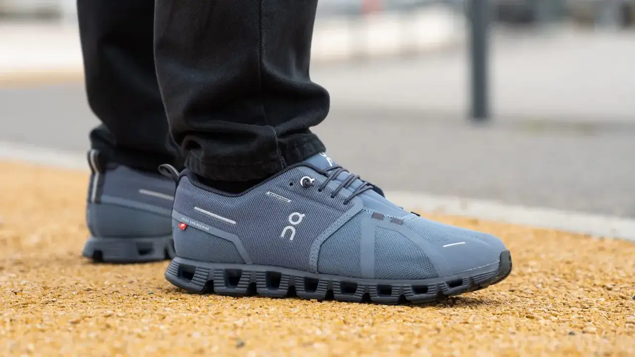 Szare buty z technologią GORE-TEX Extended Comfort, idealne na deszczowe dni.