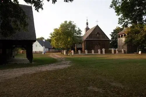 Godziny otwarcia skansenu w Dziekanowicach – nie przegap wizyty!