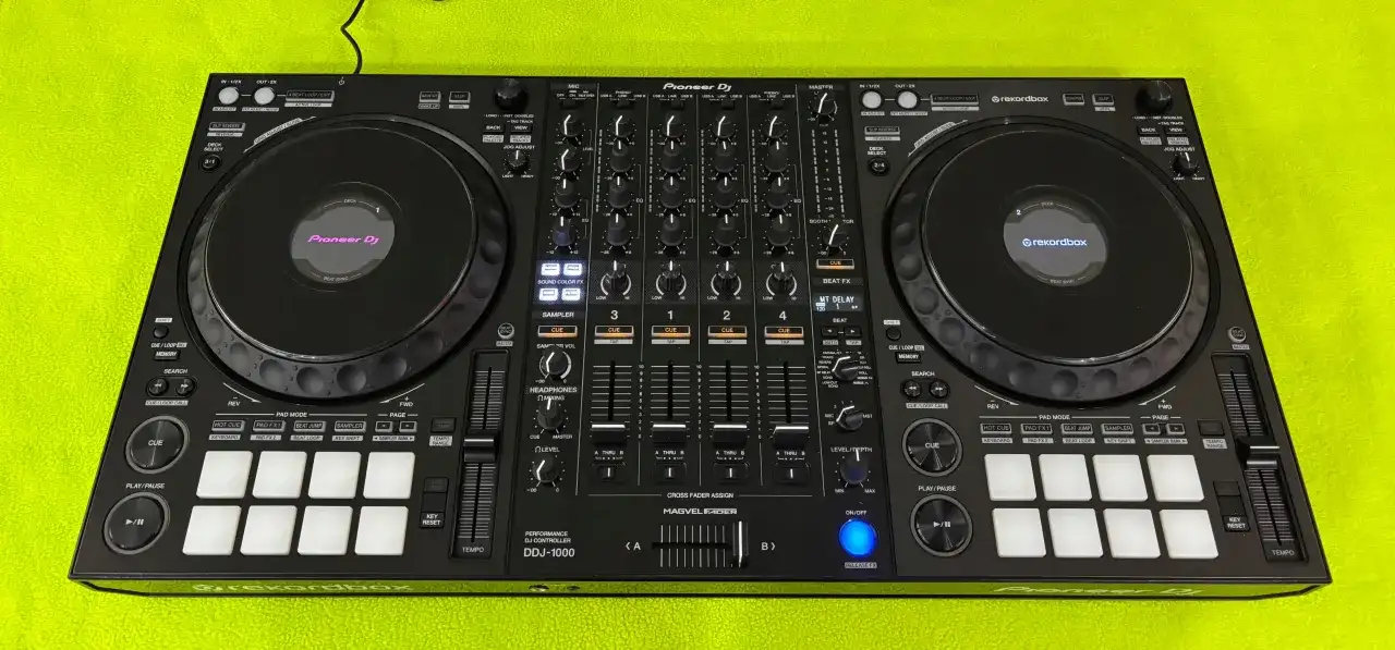 Koszt sprzętu DJ: Od 1000 zł na start do pro zestawu planuj mądrze!