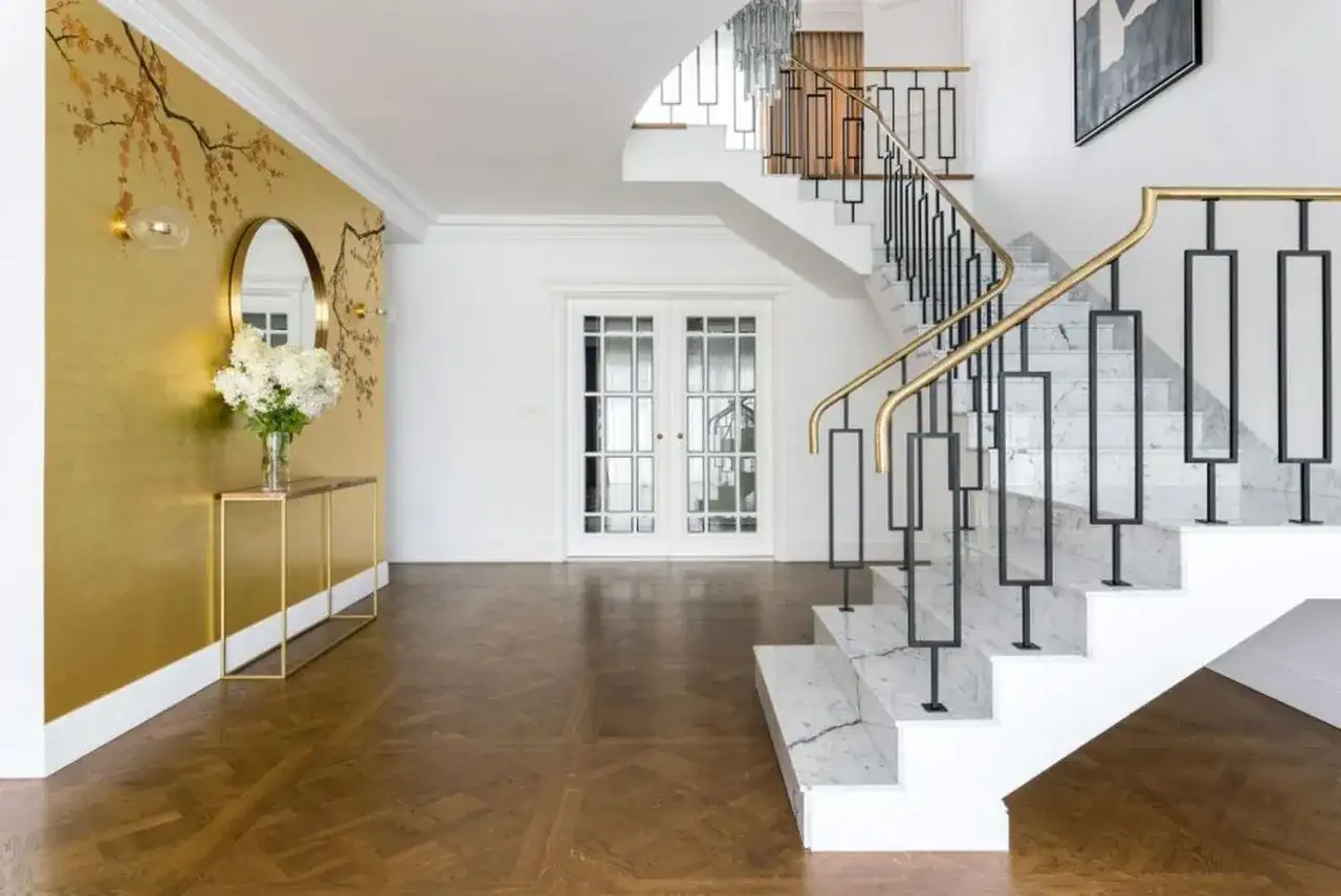 Co na ścianę w korytarzu? 10 praktycznych pomysłów na dekorację