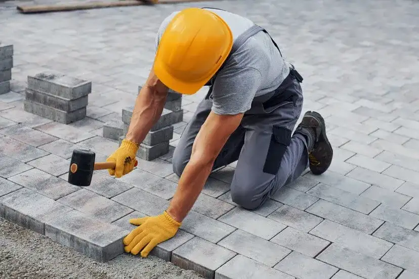 Jaki cement na podsypkę pod kostkę? Wybierz najlepszy dla trwałości