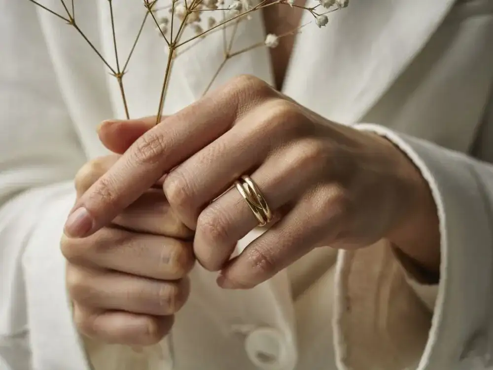 Obrączka w Polsce: na której ręce? Historia i symbolika