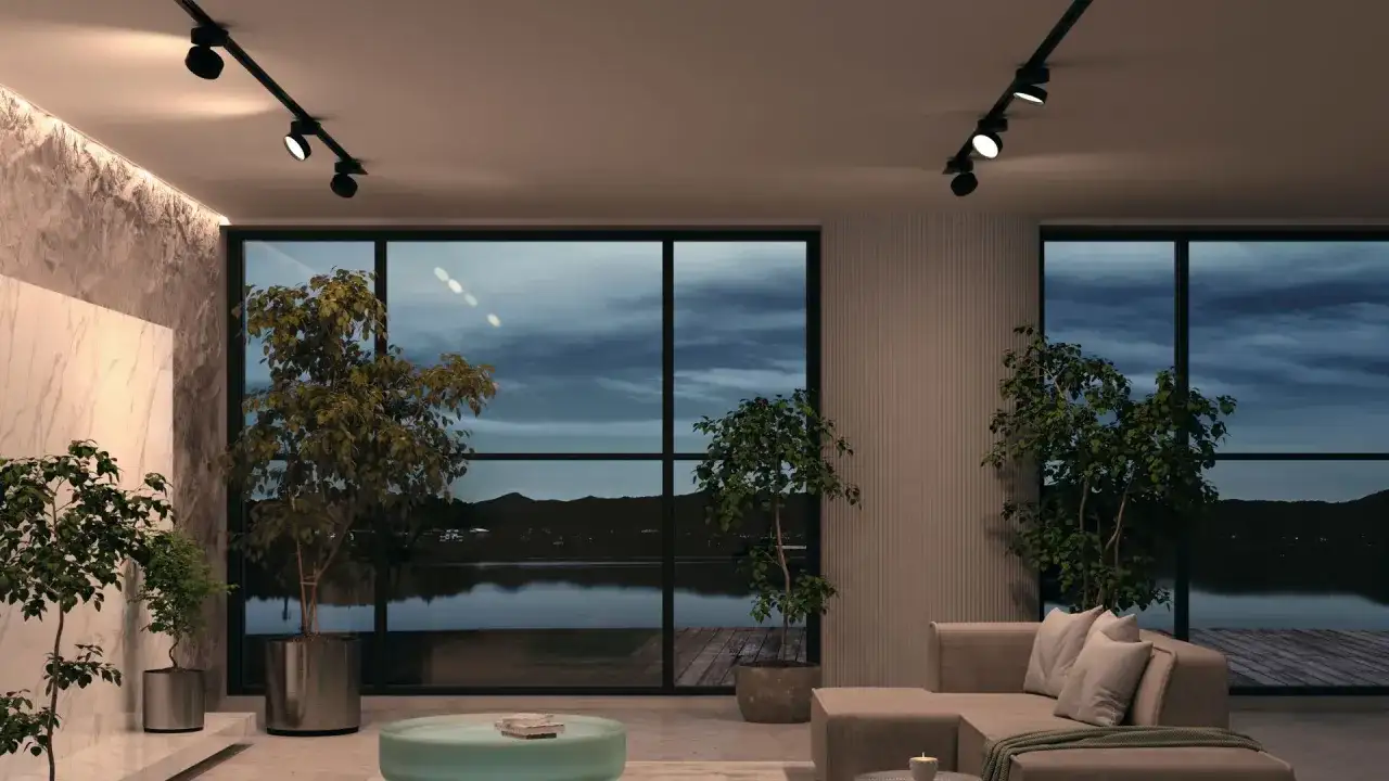 Nowoczesne wnętrze z widokiem na jezioro, oświetlone eleganckim oświetleniem szynowym dwufazowym.