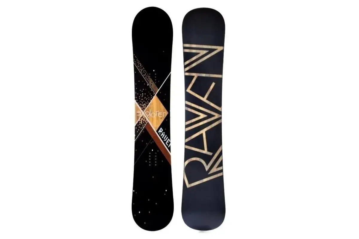 Dwie deski snowboardowe Raven. Jedna czarna z geometrycznym wzorem i napisem "Explorer", druga czarna z dużym złotym napisem "RAVEN".