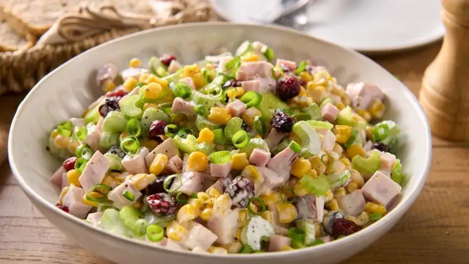 Czy pora trzeba sparzyć do sałatki? Odkryj, co zmienia smak!