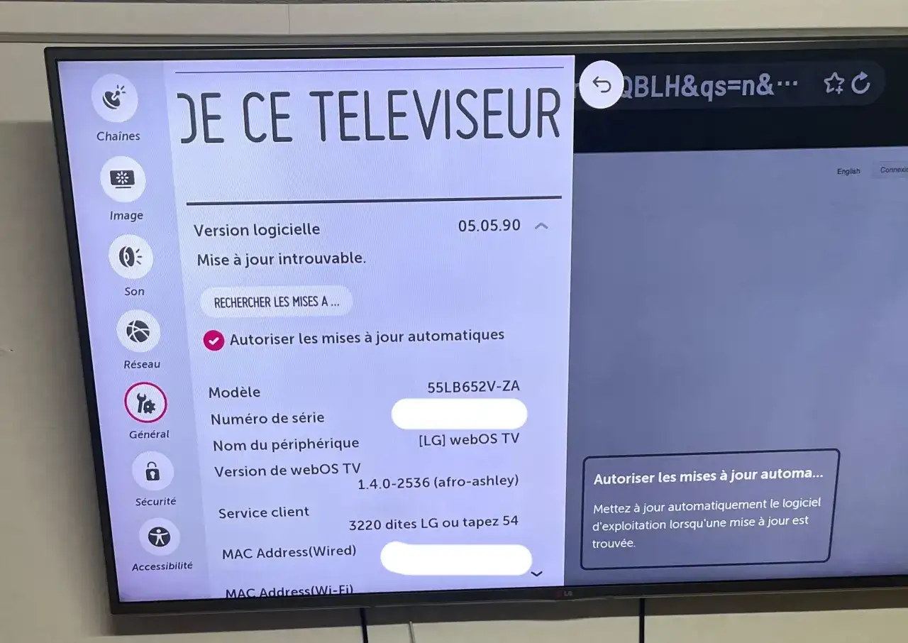 Ekran telewizora LG z menu "O tym telewizorze". Widoczna opcja "Jak zaktualizować przeglądarkę w telewizorze LG" oraz wersja oprogramowania.