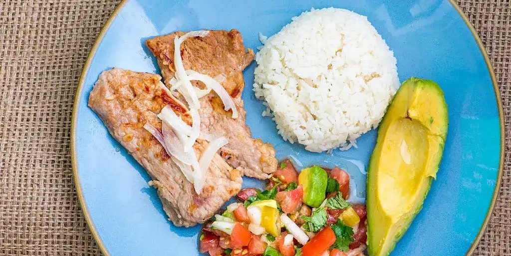 La dieta para gimnasio hombre que realmente potencia tu masa muscular