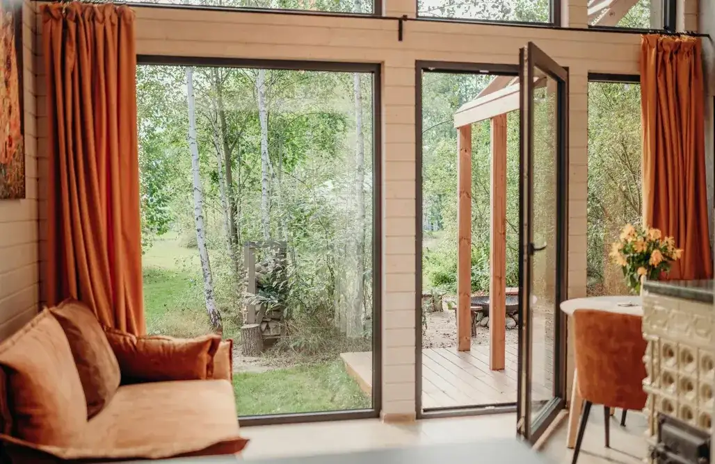 Tani nocleg za granicą: Sprawdzone triki, by nie przepłacać!