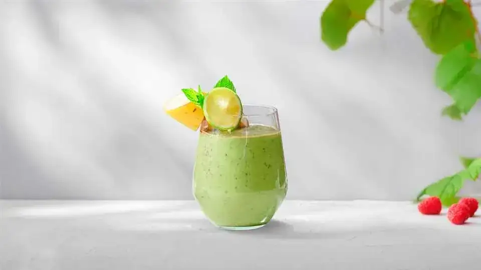 Zdrowy koktajl że szpinakiem i bananem, który pokochasz na śniadanie