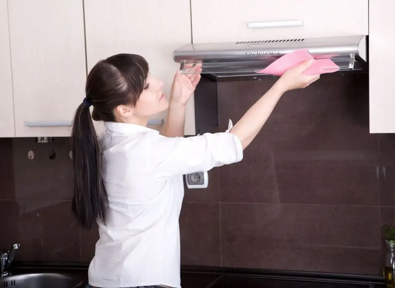 Skuteczne sposoby na umycie zatłuszczonych szafek kuchennych