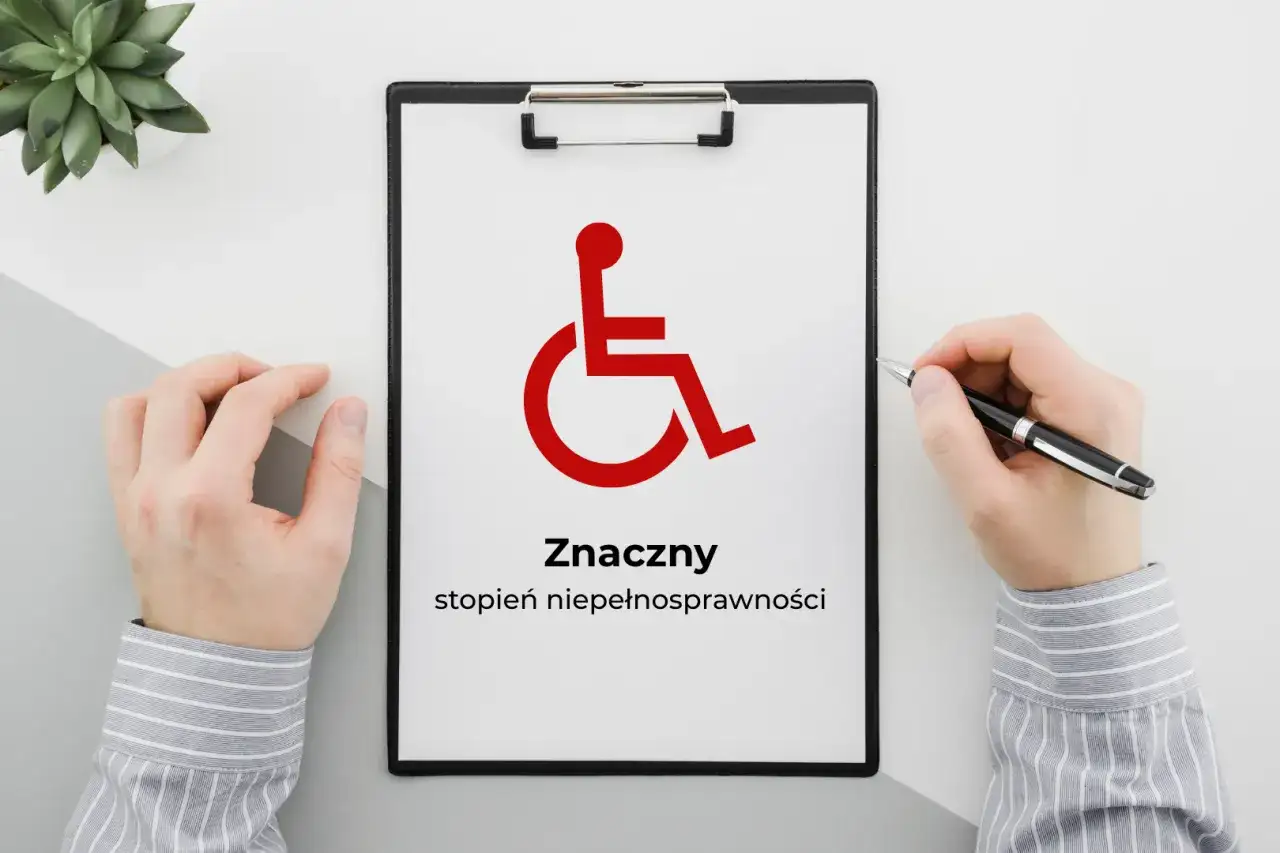 Na tablicy widnieje symbol osoby na wózku inwalidzkim i napis "Znaczny stopień niepełnosprawności".
