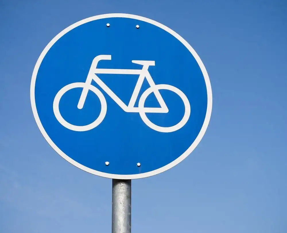 Znaki i przepisy dotyczące ścieżek rowerowych – Co warto wiedzieć?