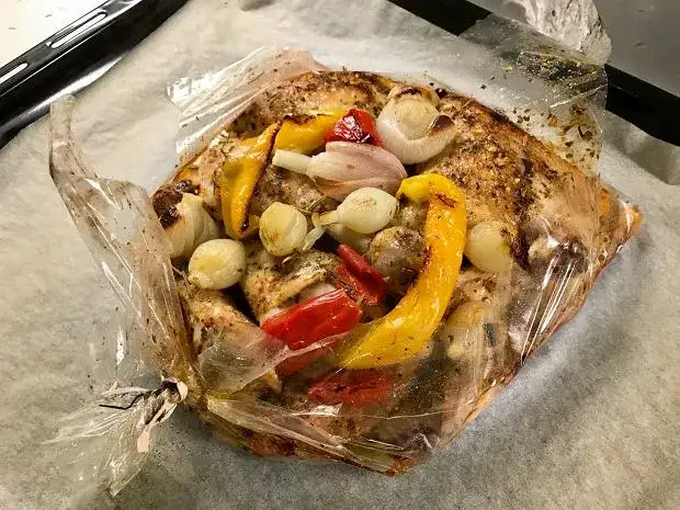 Jak długo piec kurczaka w rękawie, aby był soczysty i aromatyczny