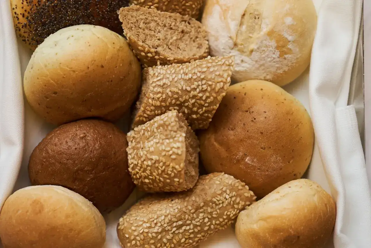 Bułka ile kcal? Poznaj kalorie i zdrowe alternatywy dla diety