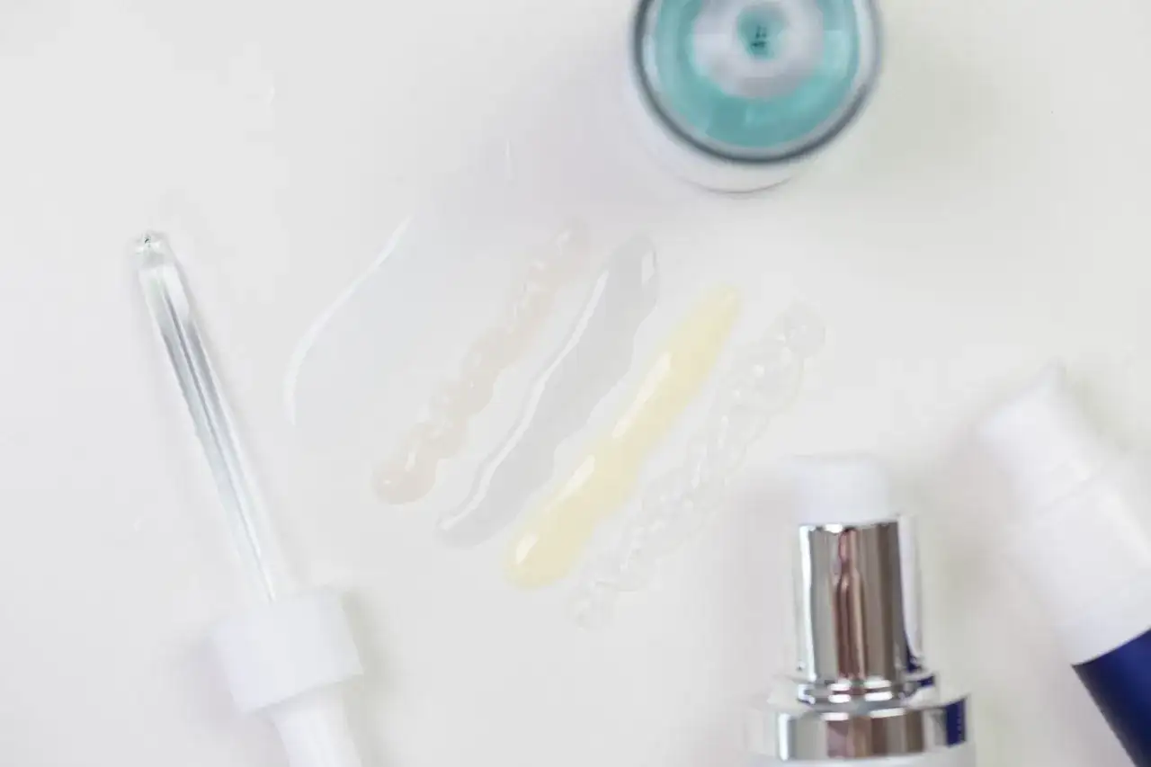 Kwas hialuronowy: Jak stosować na wilgotną skórę? Max nawilżenie