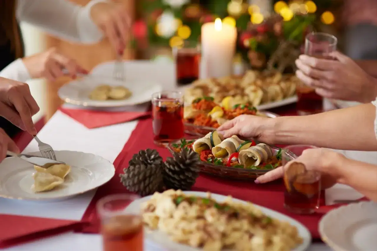 Rodzinne święta, zastanawiasz się, ile kosztuje catering świąteczny? Na stole pierogi, śledzie i gorące napoje.