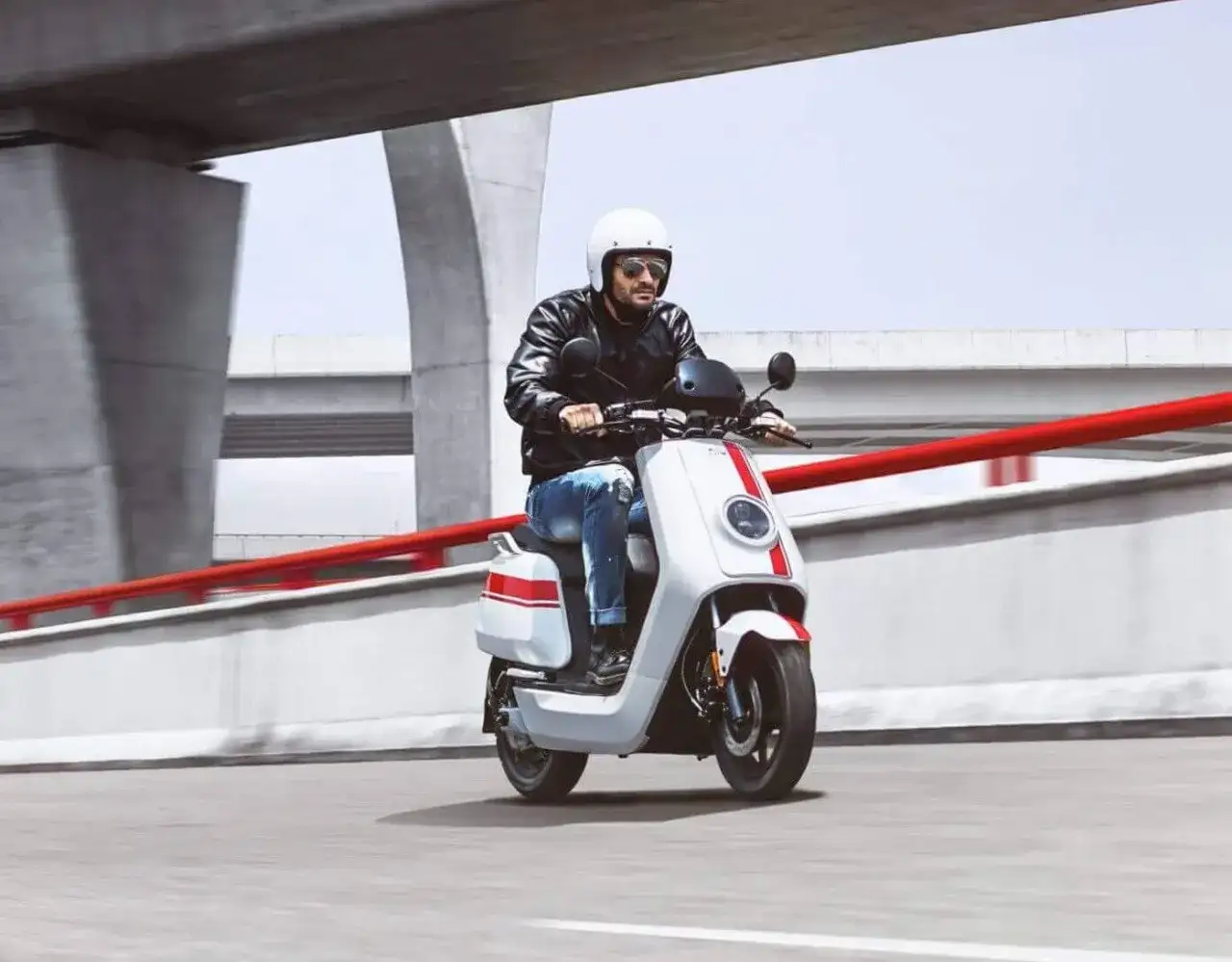 Skuter 125 na autostradzie: Legalne, ale czy bezpieczne?