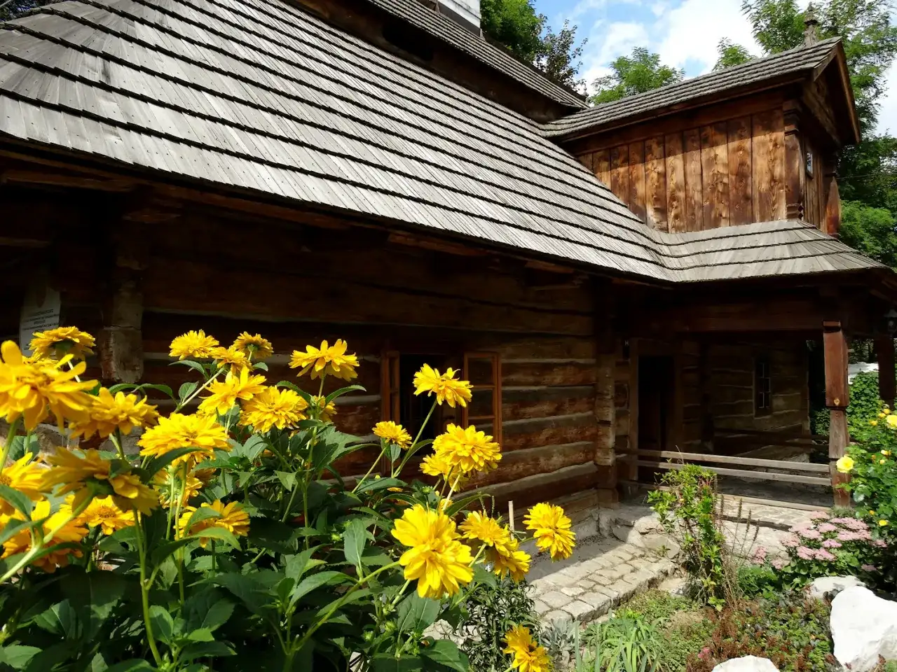 Dworek Zacisze w Miechowie - historia, architektura i wydarzenia