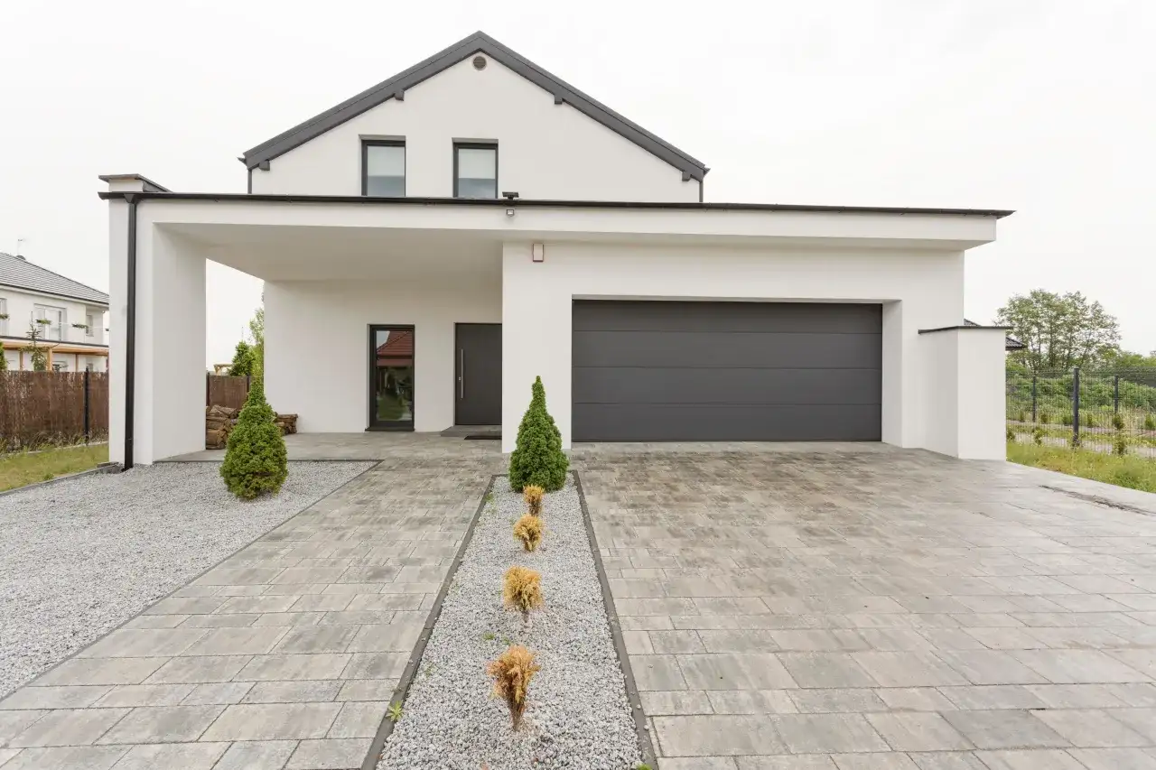 Podjazd na auto: Zrób to sam! Uniknij błędów i oszczędź