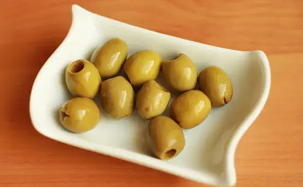 Ile kalorii mają oliwki? Prawda o zielonych, czarnych i diecie