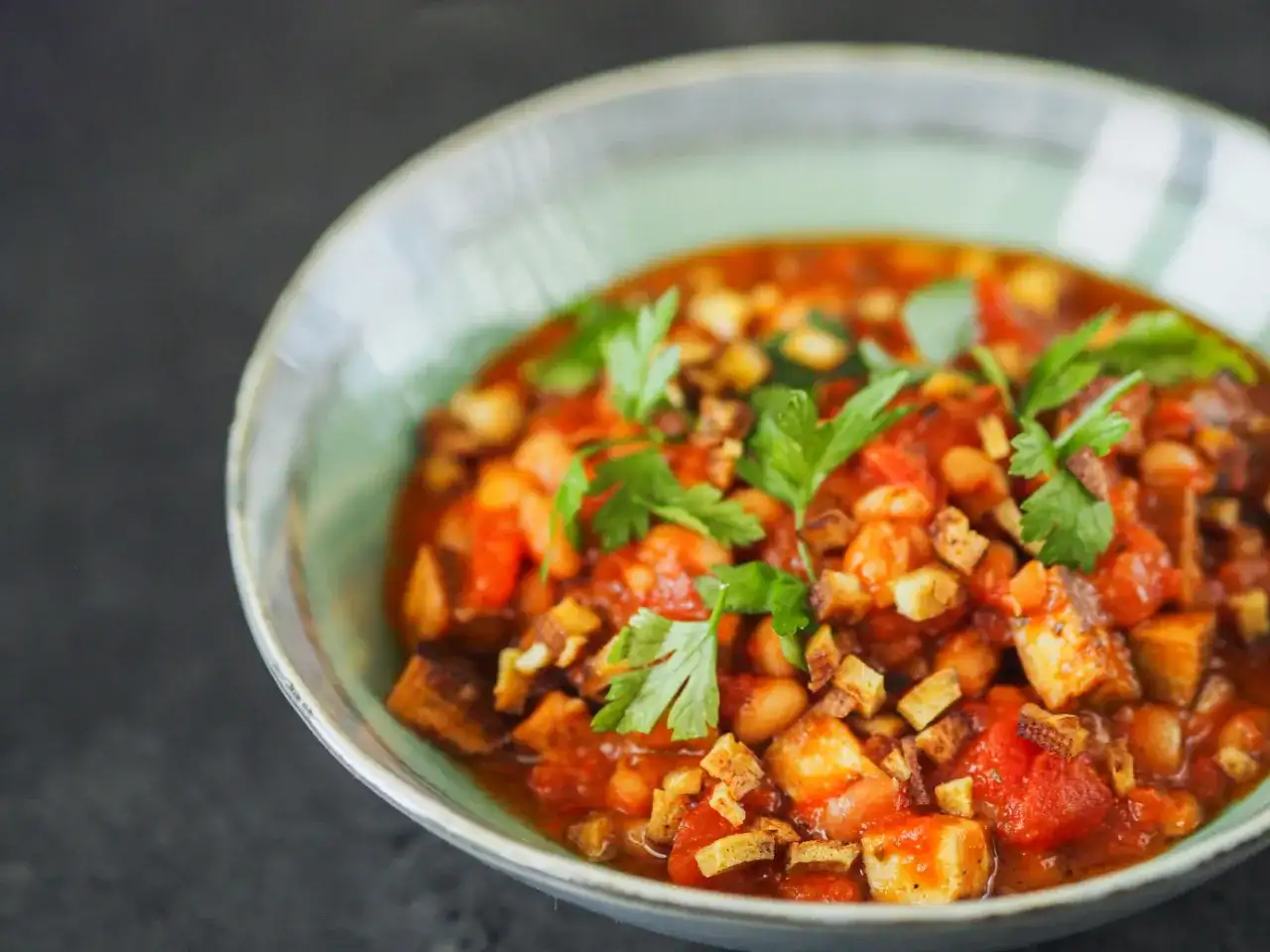 Najlepsza fasolka po bretońsku wege z tofu: przepis, który zaskakuje smakiem