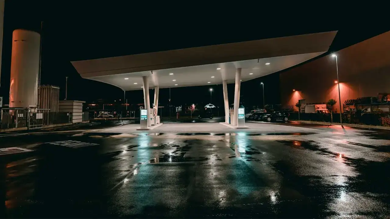 E10 Kraftstoff: Wichtige Informationen zu Eigenschaften und Risiken