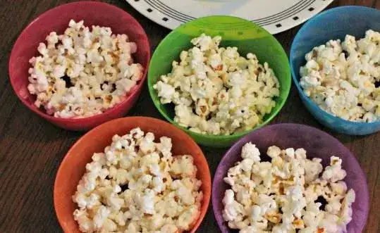 Prosty sposób na idealny popcorn z mikrofalówki bez spalenia