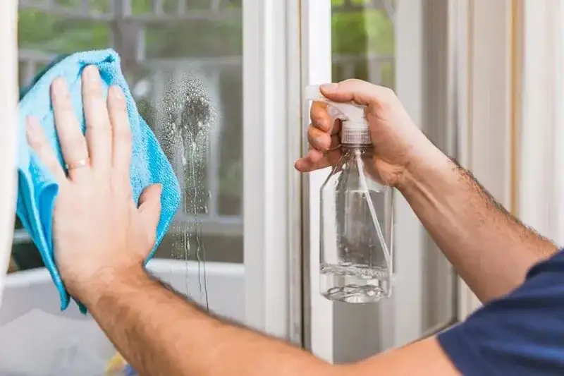 Mycie okien ile kalorii? Spalaj kalorie podczas sprzątania domu