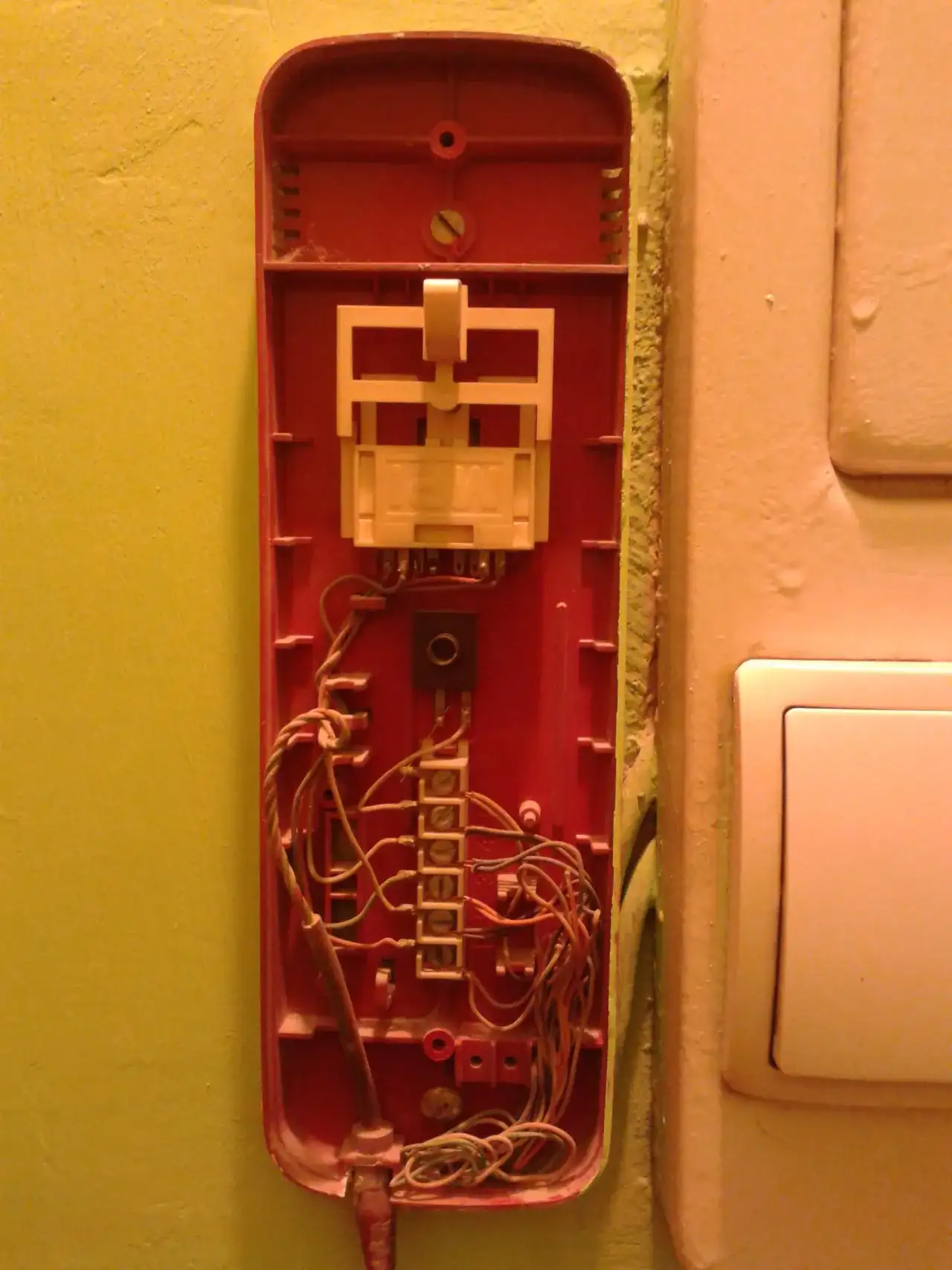 Jak wyciszyć domofon: 5 skutecznych metod i praktyczne porady