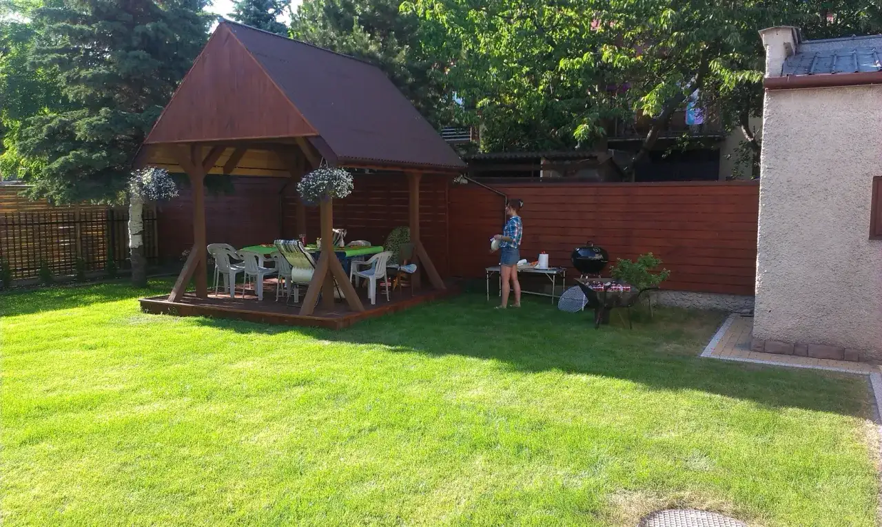 Co posadzić koło altany, aby stworzyć piękne i łatwe w pielęgnacji otoczenie