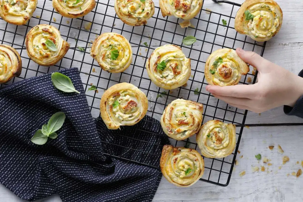 Jak prawidłowo zawijać ciastka z ciasta francuskiego – uniknij błędów i ciesz się idealnym efektem