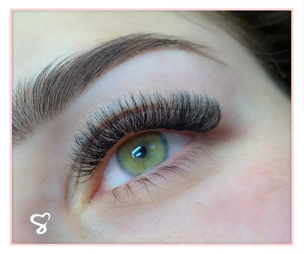 Jak dbać o przedłużane rzęsy, aby uniknąć ich uszkodzenia?