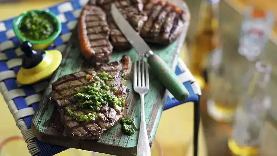 Jak usmażyć steka z wołowiny, by był soczysty i pełen smaku